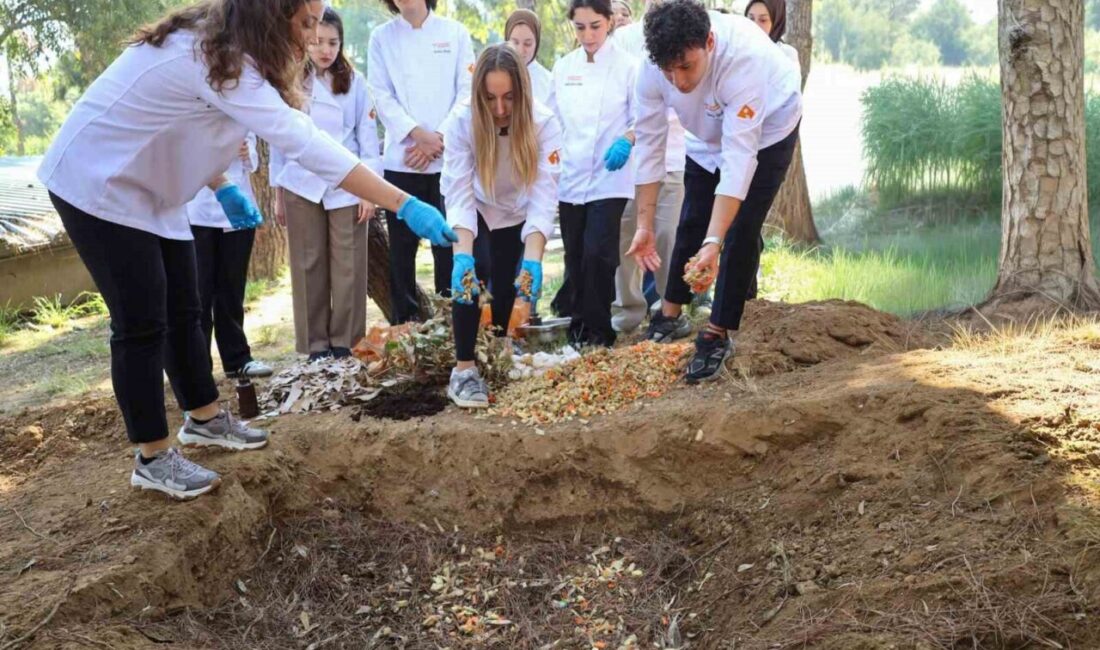 İzmir Ekonomi Üniversitesi'nde Gastronomi ve Mutfak Sanatları öğrencileri, atıkları kompost