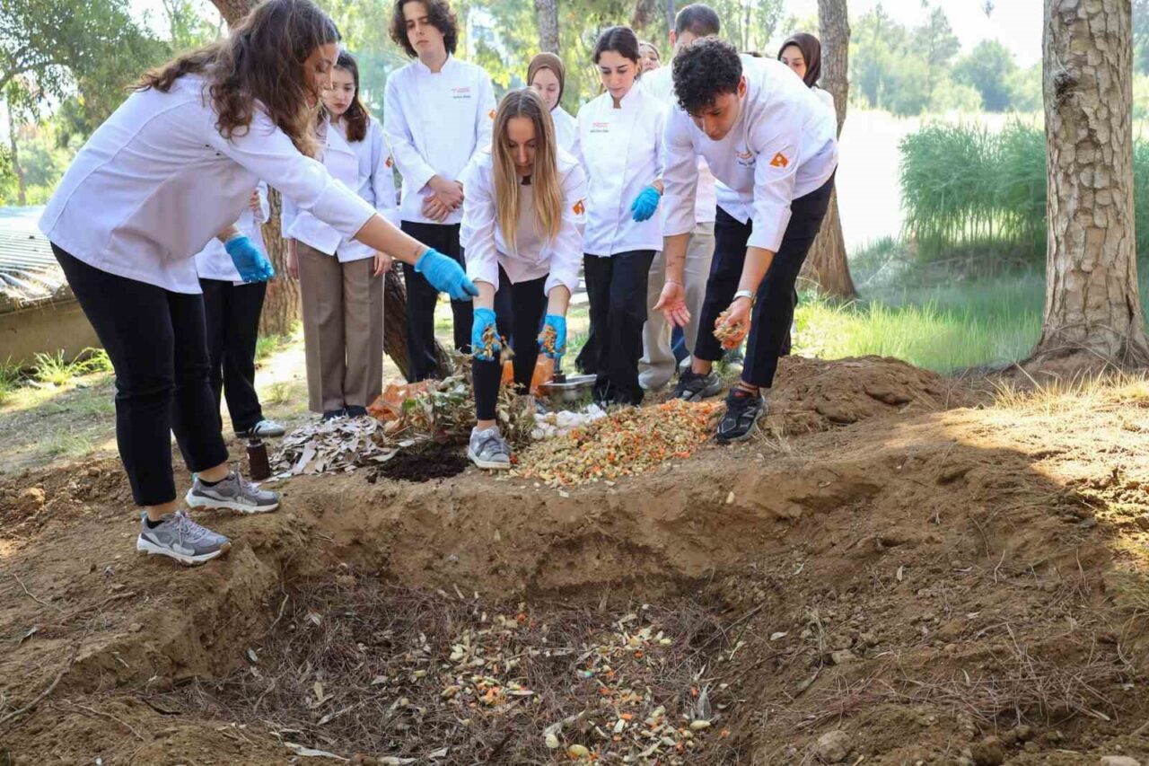 İzmir Ekonomi Üniversitesi'nde Gastronomi ve Mutfak Sanatları öğrencileri, atıkları kompost