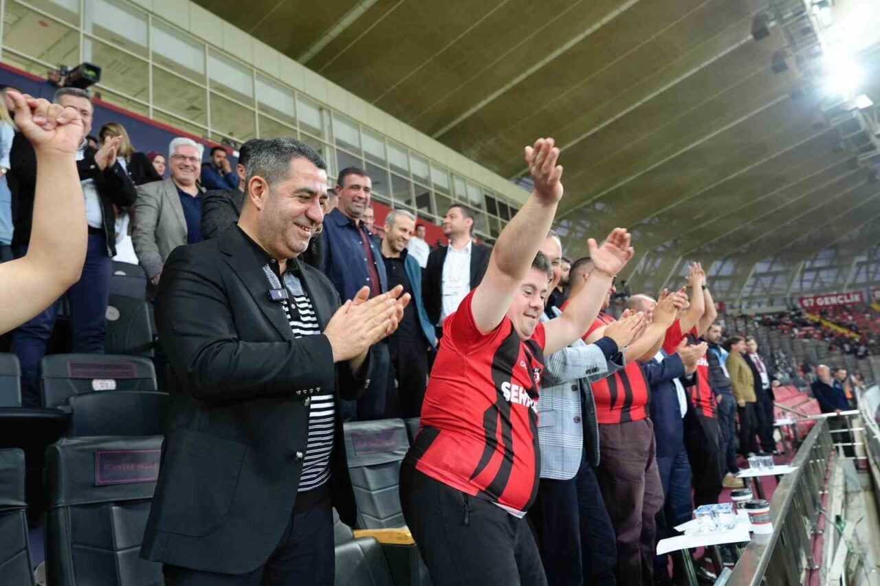 AK Parti Milletvekili Bünyamin Bozgeyik, Gaziantep FK-Antalyaspor maçında, Mutlu Kafe'de