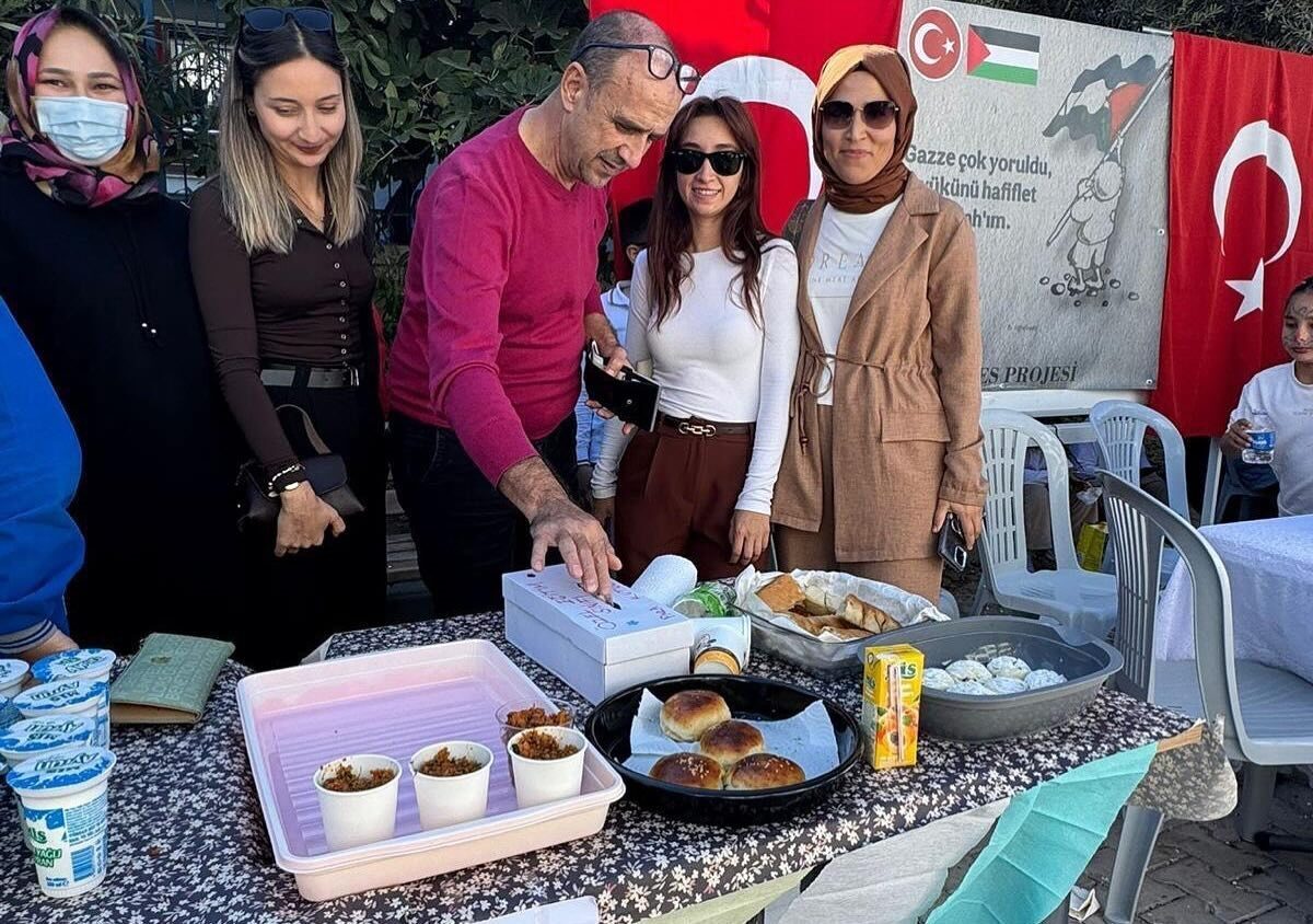 Çeşme Namık Kemal İlkokulu'nda düzenlenen "Gazze için seferber" etkinliği, öğrenci,