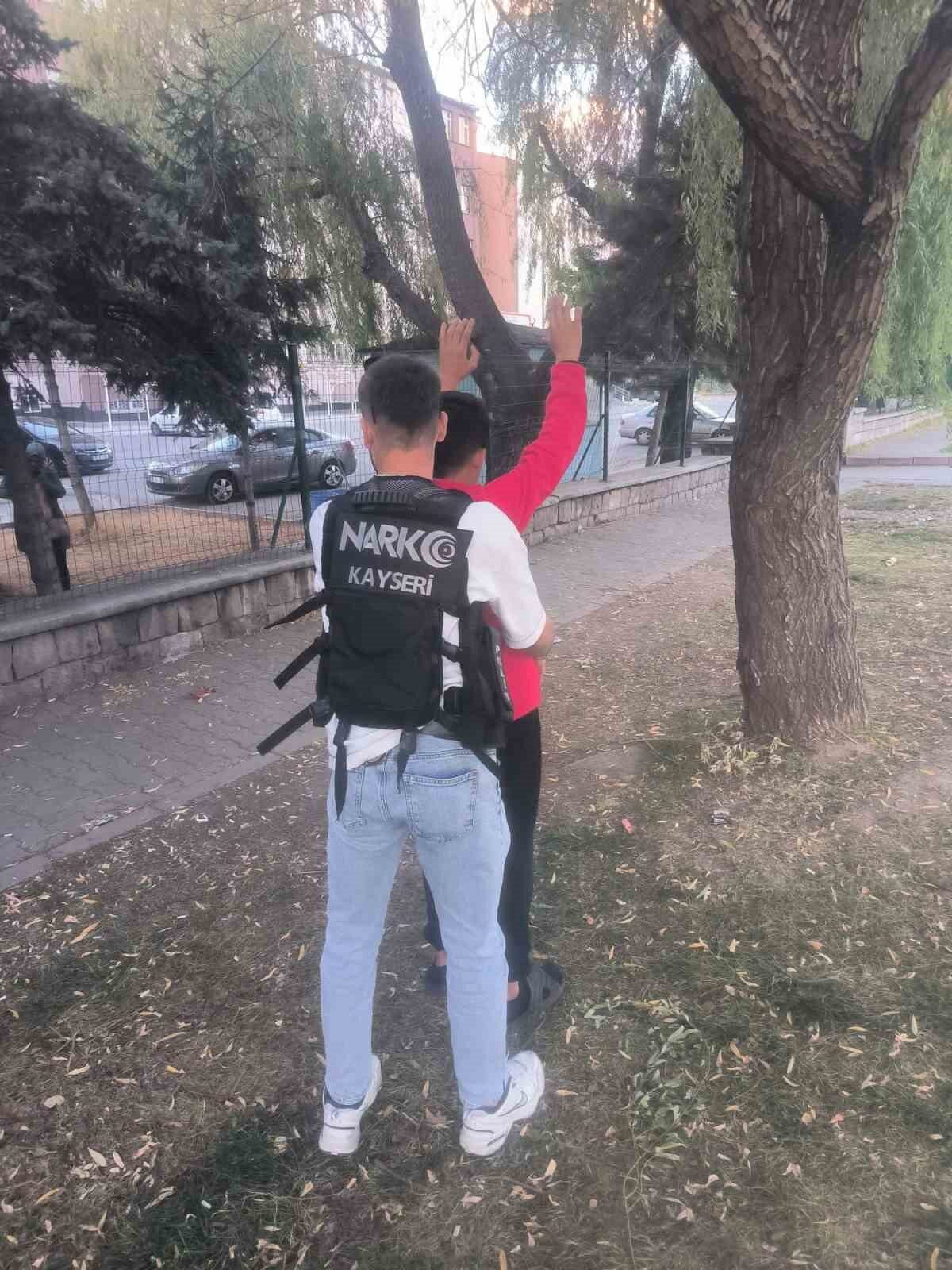 Kayseri'de Narkotik Suçlarla Mücadele Şube Müdürlüğü, okul çevrelerinde bağımsız şahıslara
