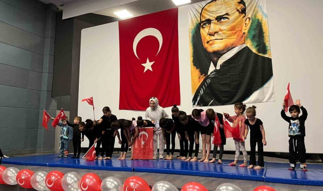 Erzurum'un Narman ilçesinde düzenlenen "Sonbahara Merhaba" etkinliği, gençlerin sanat ve