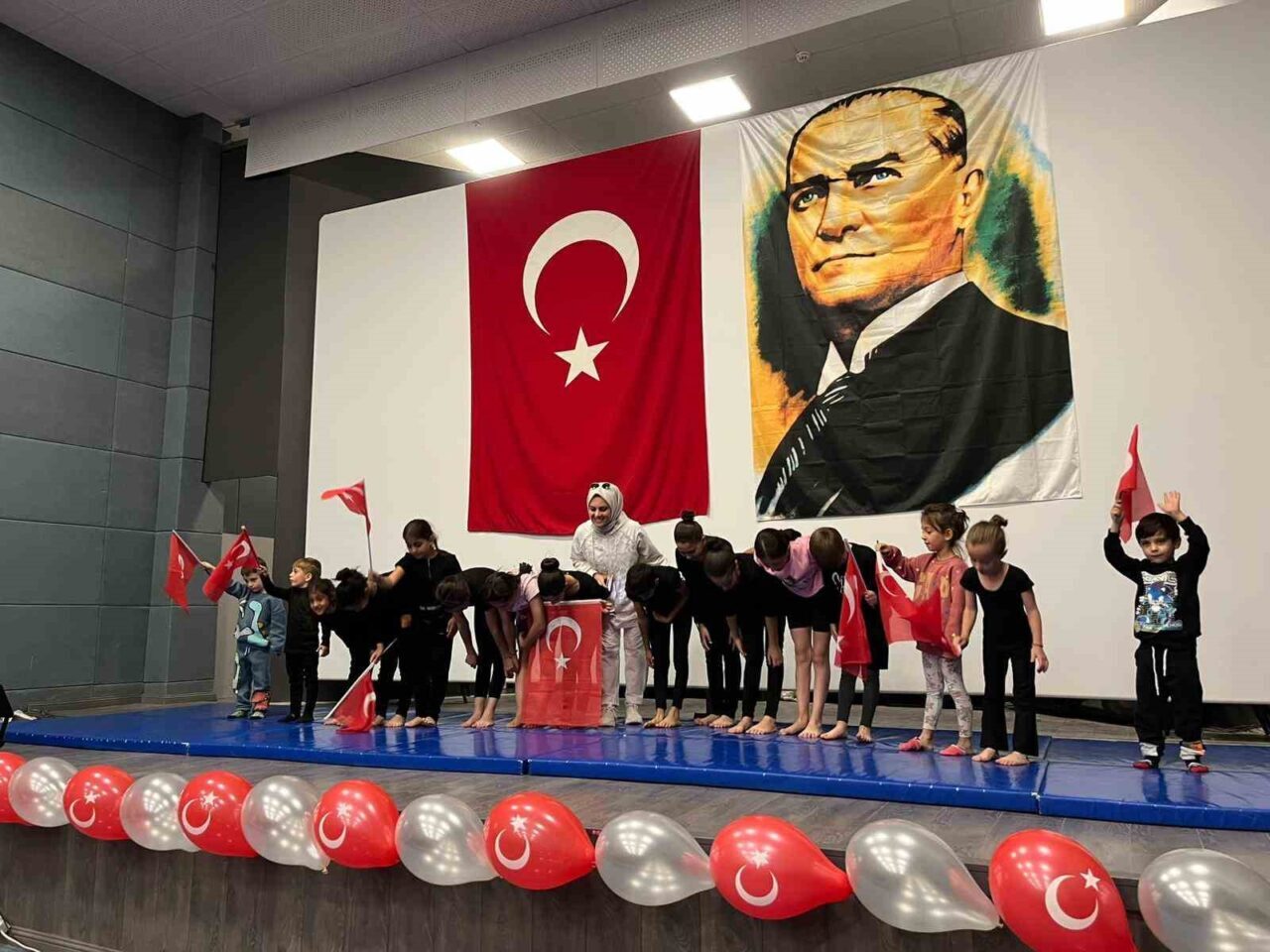 Erzurum'un Narman ilçesinde düzenlenen "Sonbahara Merhaba" etkinliği, gençlerin sanat ve