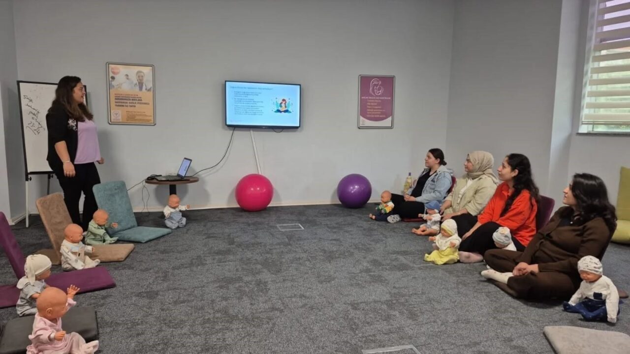 Nazilli Devlet Hastanesi, anne adaylarına yönelik Gebe Okulu eğitimlerini sürdürüyor.