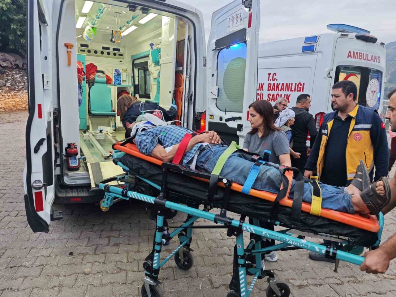 Aydın'ın Nazilli ilçesinde bir kamyonetin uçuruma devrilmesi sonucu biri ağır,