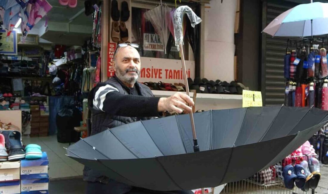 İzmit'te 42 yıldır şemsiye tamirciliği yapan Ali Osman Aydın, mesleğin