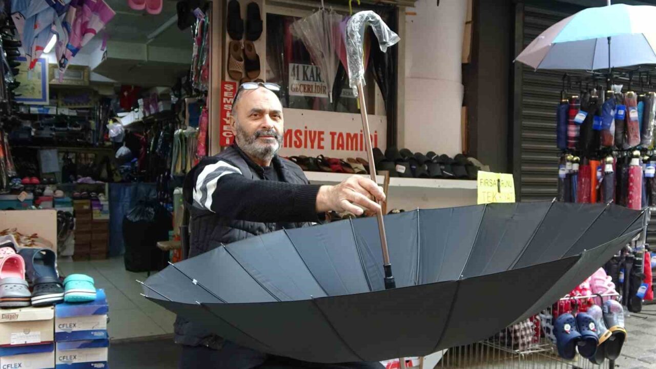 İzmit'te 42 yıldır şemsiye tamirciliği yapan Ali Osman Aydın, mesleğin