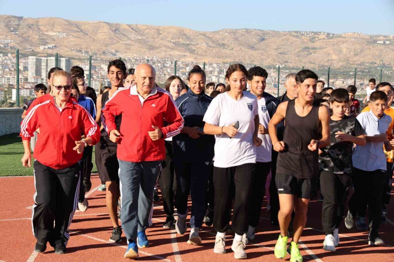 Türk atletizmine önemli katkılarda bulunan 68 yaşındaki Necdet Ayaz, Elazığ’da