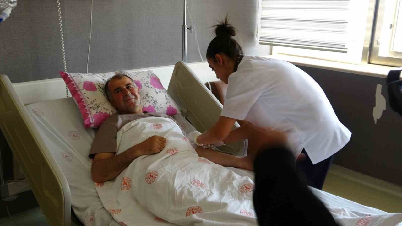 Van'ın Erciş ilçesinde çiftçi Medeni Çelik, nefes darlığı ve karındaki