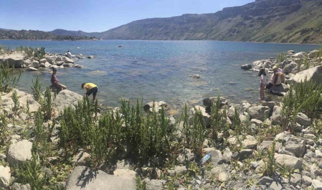 Bitlis'in Tatvan ilçesindeki Nemrut Krater Gölü'nde ateş yakma yasağına rağmen