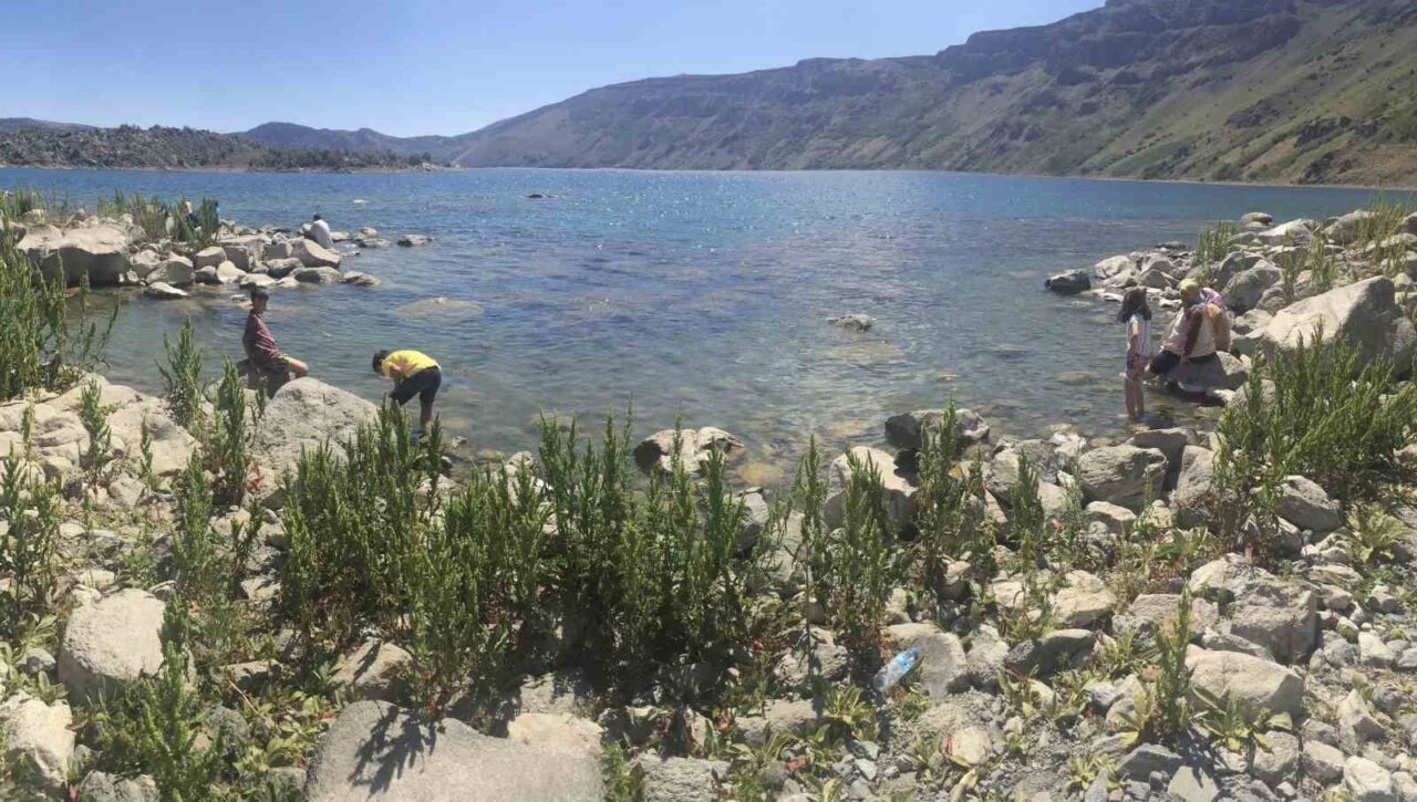 Bitlis'in Tatvan ilçesindeki Nemrut Krater Gölü'nde ateş yakma yasağına rağmen