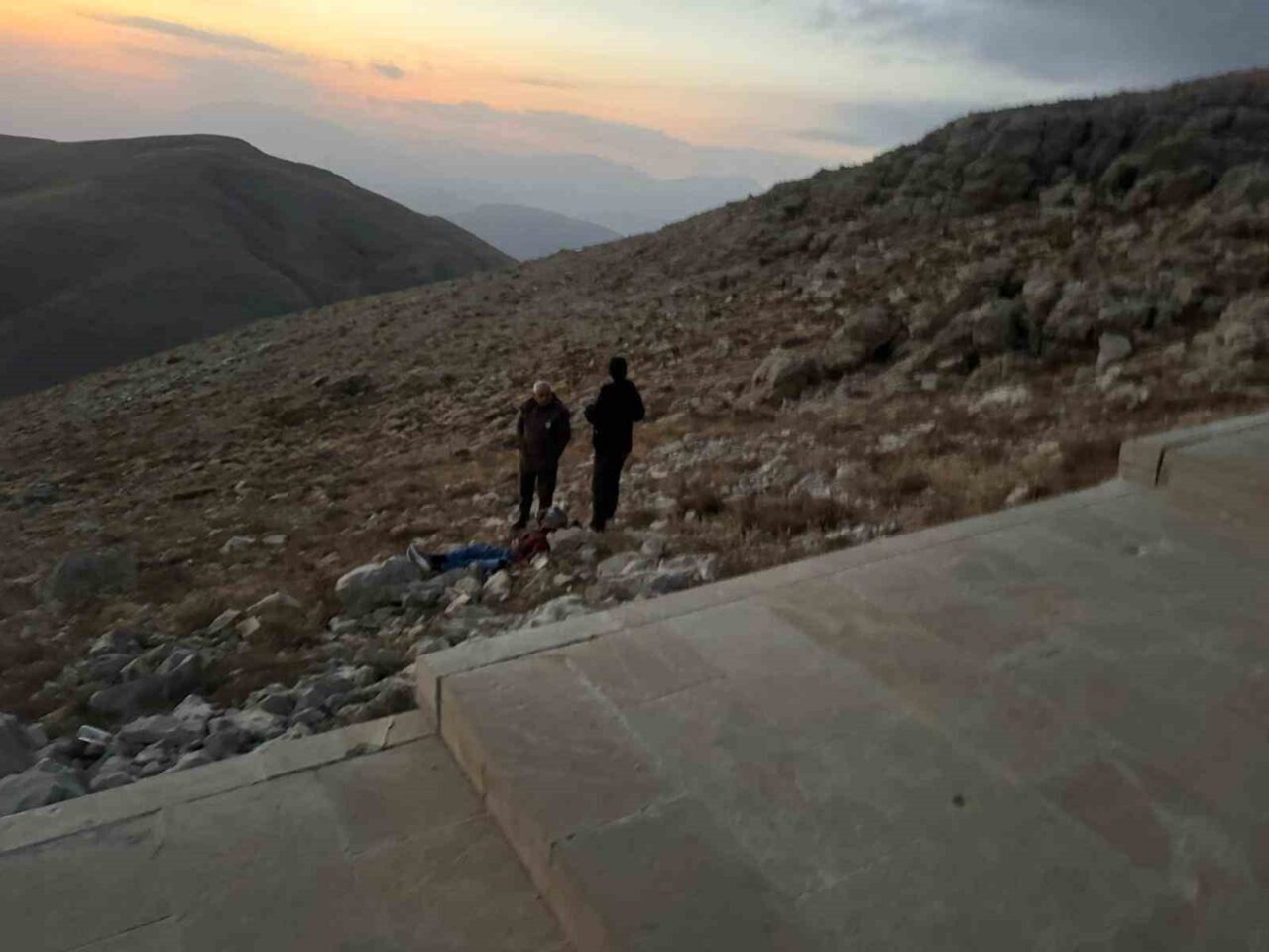 Adıyaman'da Nemrut Dağı'nı ziyaret eden Balıkesirli bir turist, merdivenden düşerek