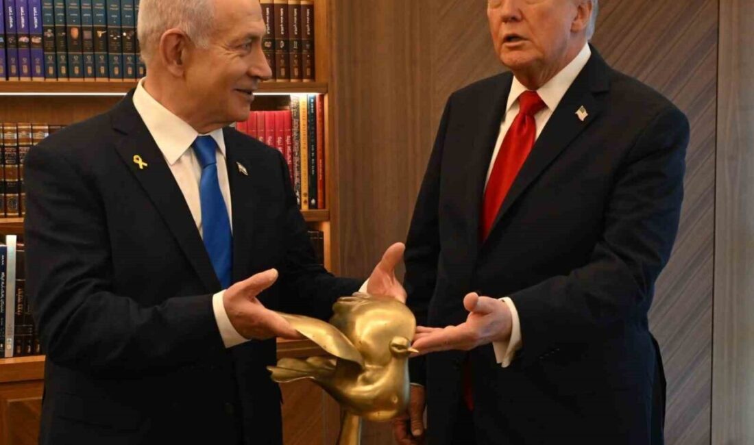 Trump’a İsrail Başbakanı Netanyahu’dan Altın Güvercin Hediyesi İsrail Başbakanı Binyamin Netanyahu, ABD Başkanı Donald Trump’a Altın Güvercin
