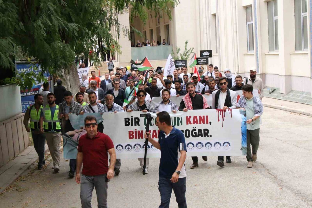 Necmettin Erbakan Üniversitesi öğrenci toplulukları, "Kampüsten Gazze’ye Tek Yürek" yürüyüşü