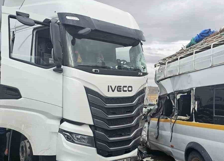 Nevşehir'de tır ile mevsimlik işçileri taşıyan minibüs arasında meydana gelen