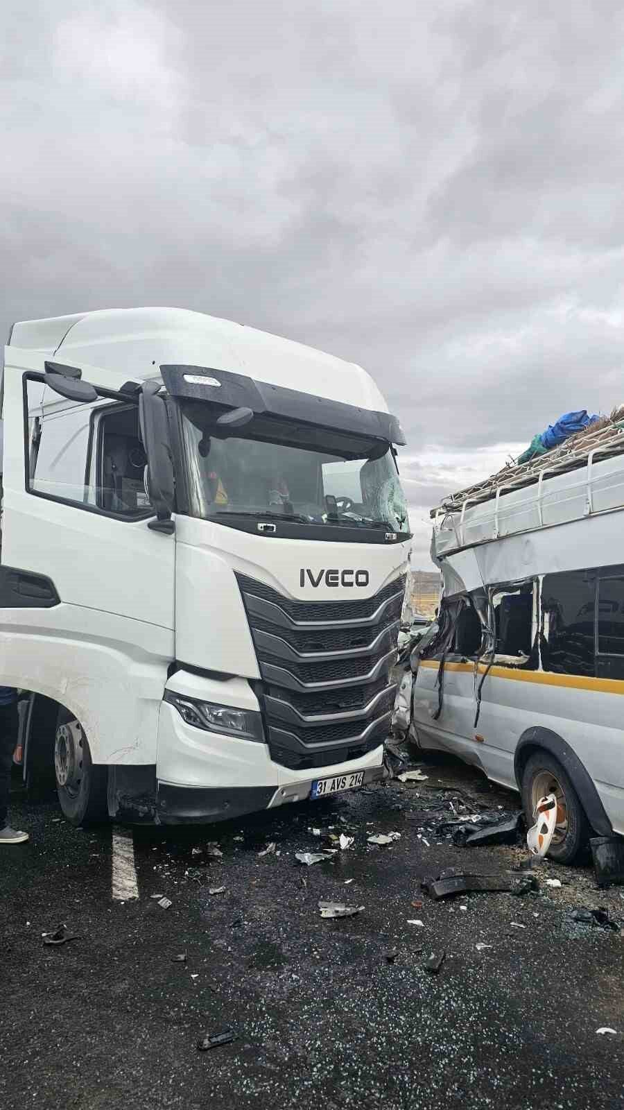 Nevşehir'de tır ile mevsimlik işçileri taşıyan minibüs arasında meydana gelen