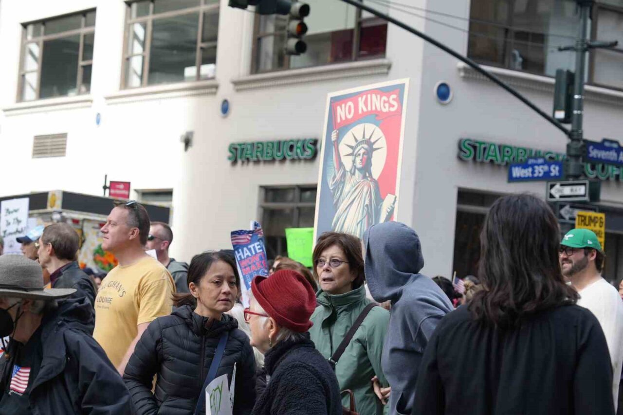 ABD'nin New York şehrinde, "No Kings" sloganıyla düzenlenen protestolara on