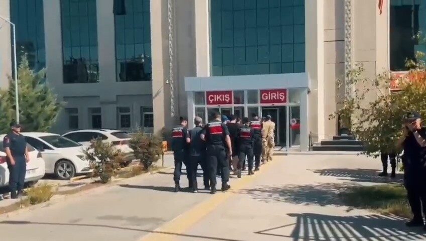 Niğde'de siber suçlara karşı yapılan operasyonda 5 kişi gözaltına alındı.