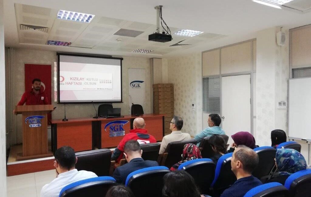 Niğde Sosyal Güvenlik İl Müdürlüğü’nde Kızılay Haftası kapsamında bilgilendirme semineri düzenlendi. 29 Ekim-4 Kasım tarihlerinde kutlanacak Kızılay Haftası nedeniyle Niğde Sosyal