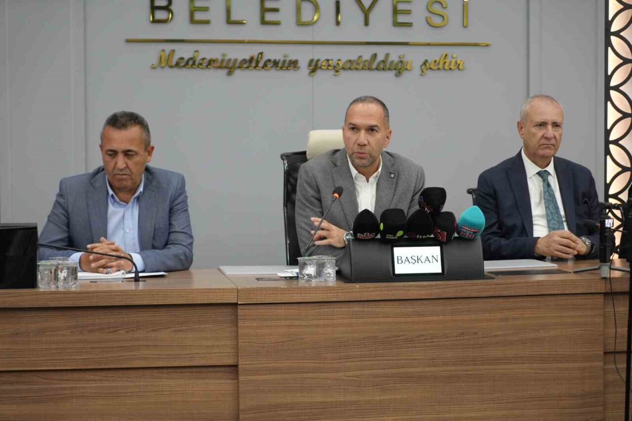 Niğde'de trafik düzenleme projesi hayata geçirildi. Belediye Başkanı Emrah Özdemir,