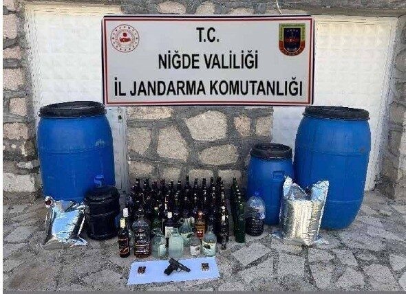 Niğde'de Jandarma, Bor ilçesinde kaçak alkol üreten bir kişiye operasyon