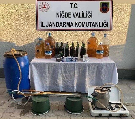Niğde’de Jandarma Ekipleri, Kaçak Alkol Üretimi Yapan Şahsı Yakaladı