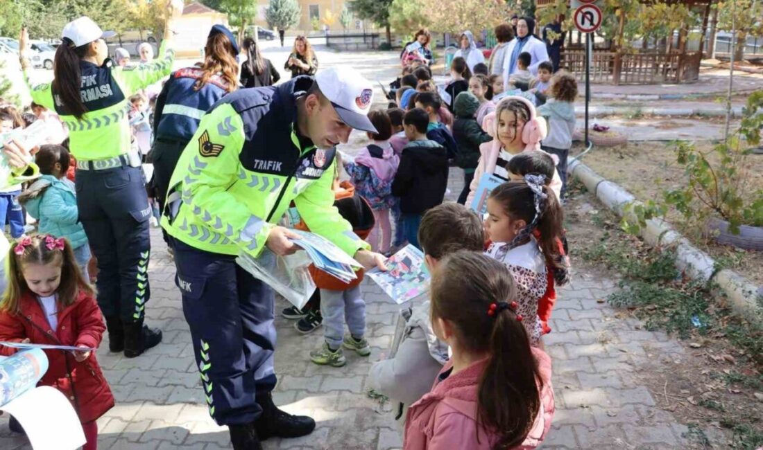 Niğde’de Jandarma Tarafından Öğrencilere Meslek Tanıtım Etkinliği Düzenlendi Niğde'de Jandarma İl Komutanlığı, çeşitli okullarda 2.165 öğrenciye eğitim faaliyeti