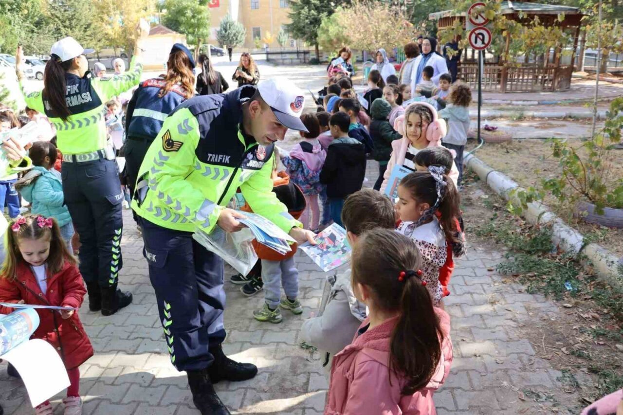 Niğde’de Jandarma Tarafından Öğrencilere Meslek Tanıtım Etkinliği Düzenlendi