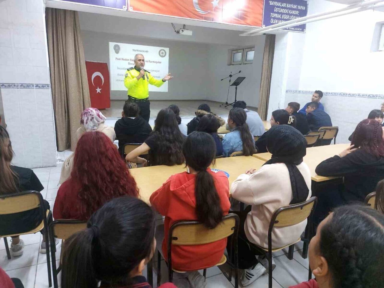 Niğde’de Emniyet Müdürlüğü, Öğrencilere Trafik Güvenliğini Aşılama Çalışmalarına Devam Ediyor