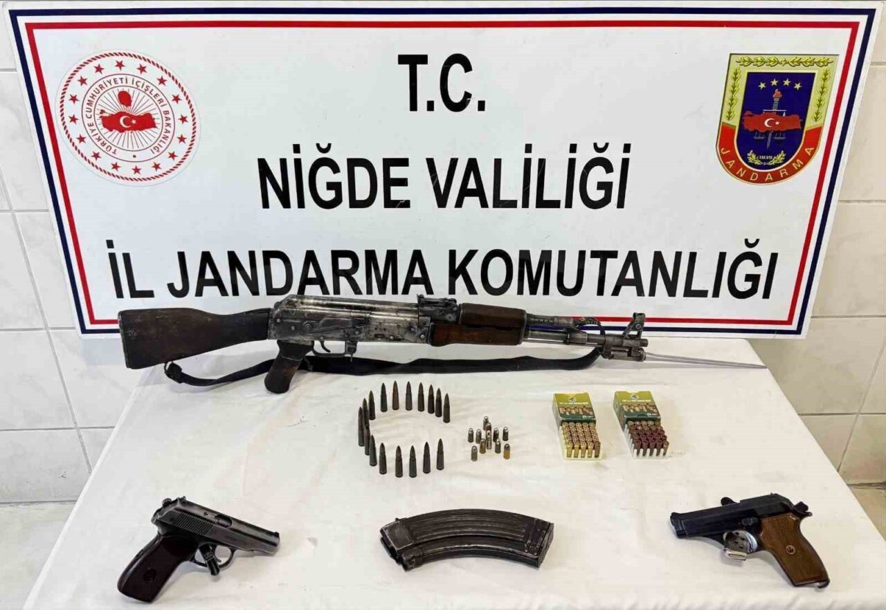 Niğde İl Jandarma Komutanlığı, Yeşilgölcük Kasabası'nda gerçekleştirdiği operasyonda bir evde