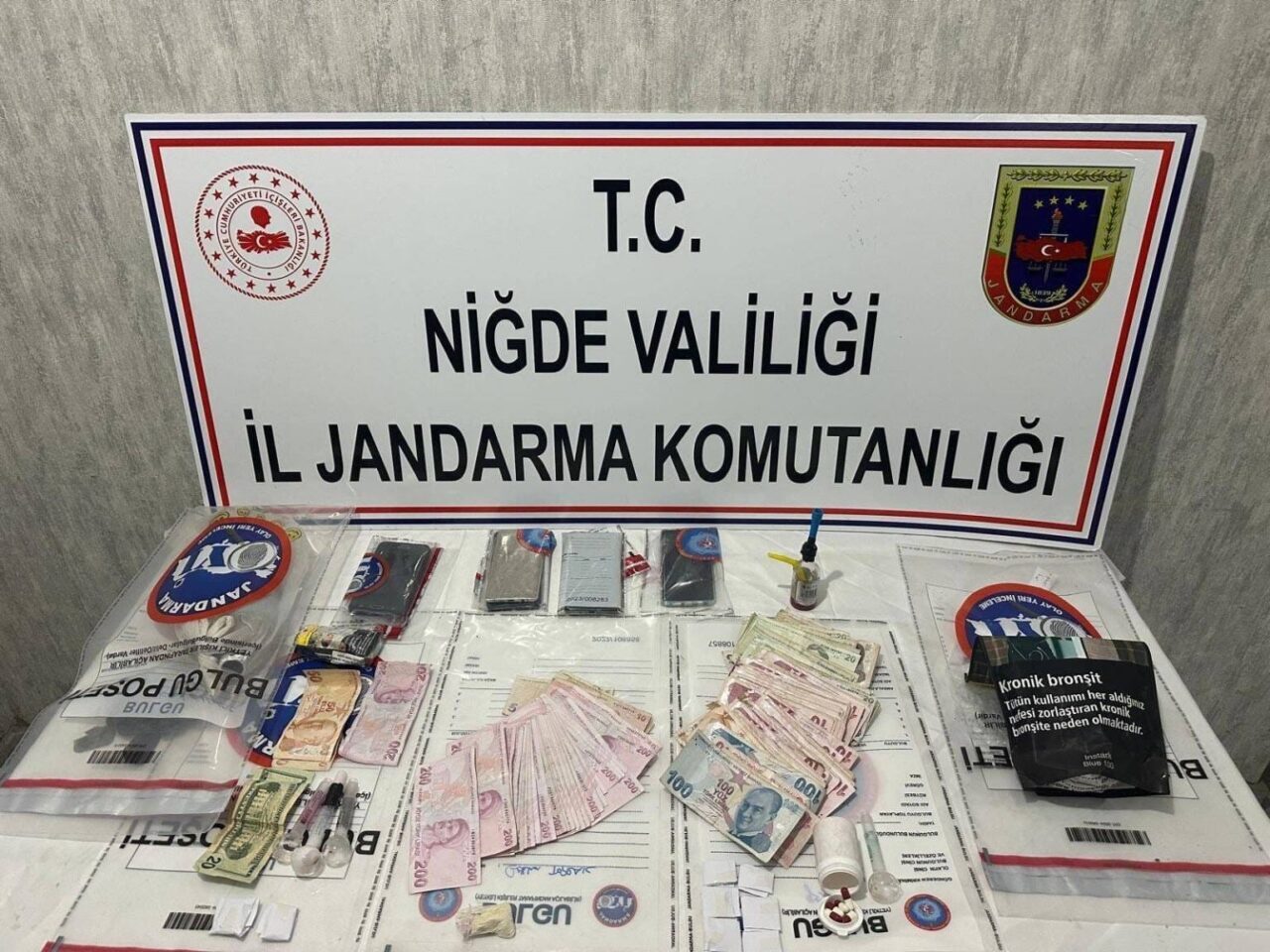 Niğde İl Jandarma Komutanlığı, uyuşturucu madde ticaretiyle uğraşan 4 kişiyi