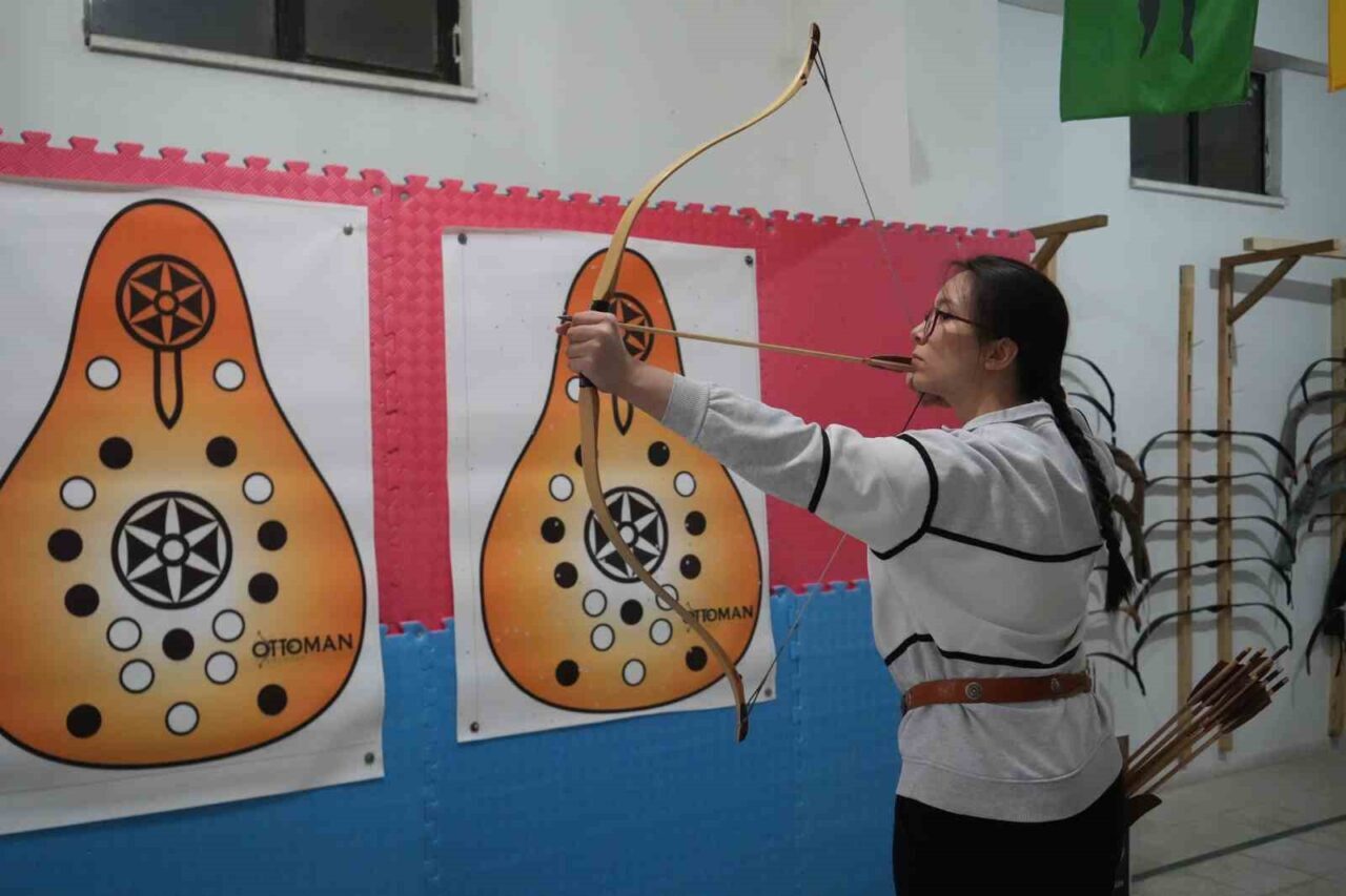 Niğde'deki geleneksel Türk okçuluğu kursu, katılımcılara hem fiziksel hem de