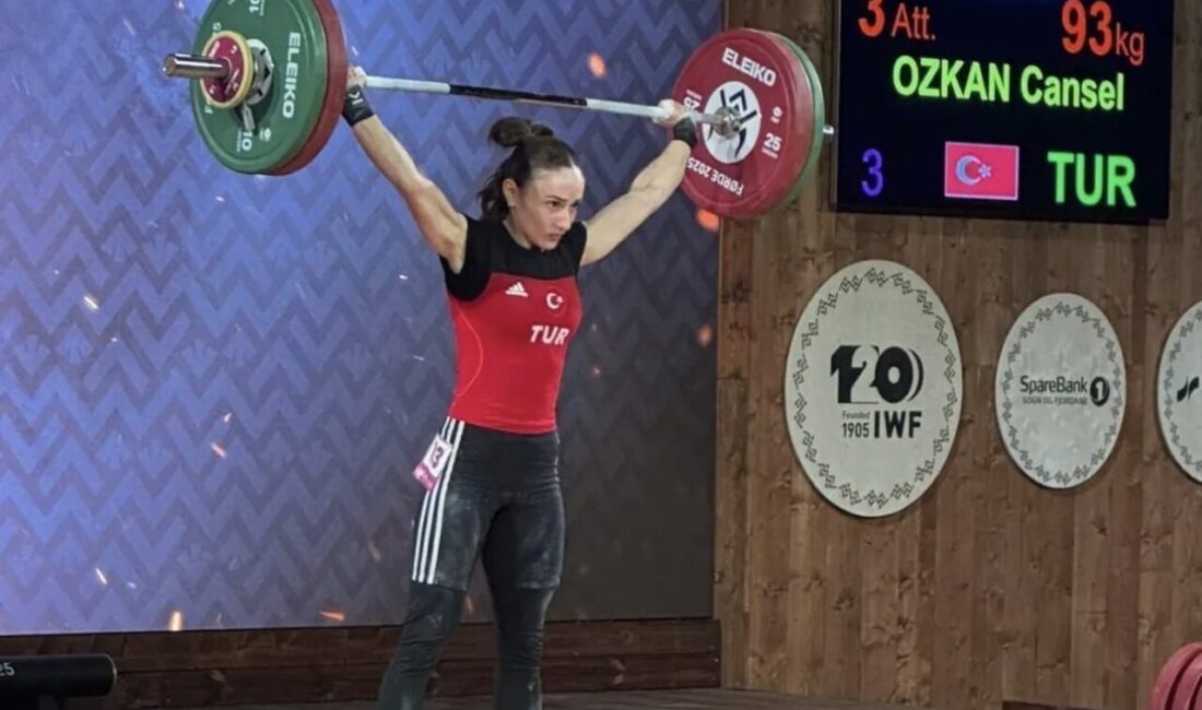 Cansel Özkan, Norveç'teki Dünya Halter Şampiyonası'nda 53 kilogram sıkletinde 93
