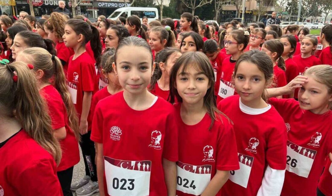 Nilüfer’de çocuklar ve gençler Cumhuriyet’in 102. yılını coşkuyla koşarak kutladı Bursa'nın Nilüfer ilçesinde, Cumhuriyet'in 102'nci yılını kutlamak amacıyla düzenlenen koşu