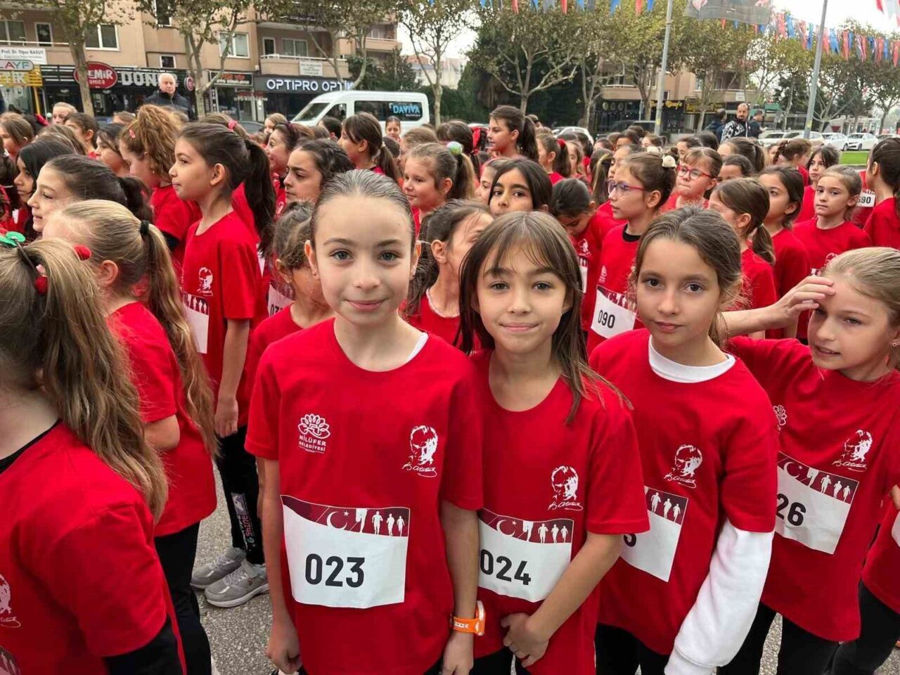 Bursa'nın Nilüfer ilçesinde, Cumhuriyet'in 102'nci yılını kutlamak amacıyla düzenlenen koşu