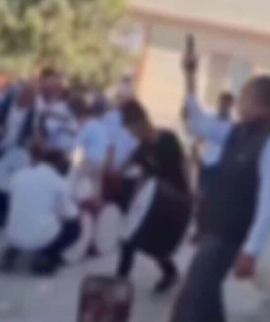 Gaziantep Nizip'te bir düğünde, davul üstünde oyun oynayan çocuğun başında