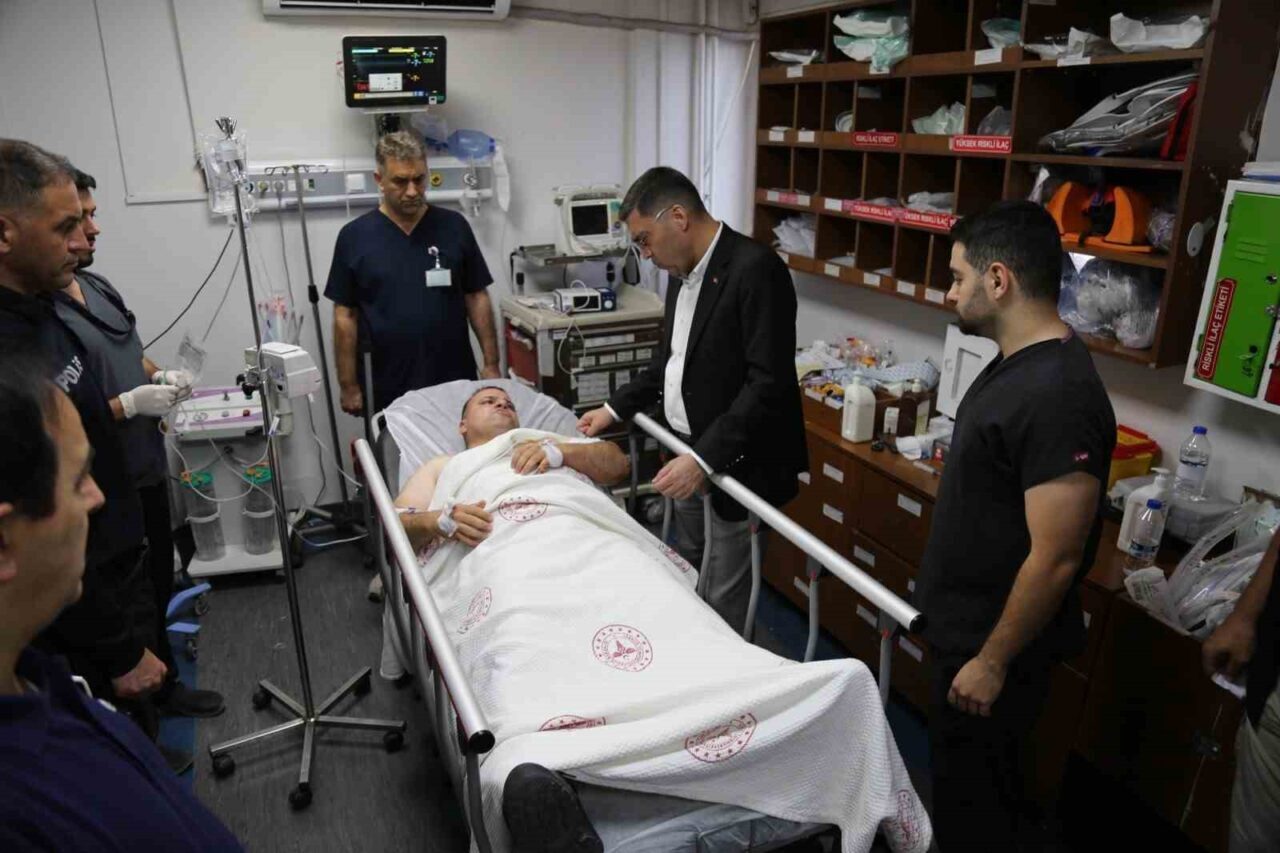 Şanlıurfa'nın Eyyübiye ilçesinde, polis merkezinde nöbet tutan bir polis memuru,