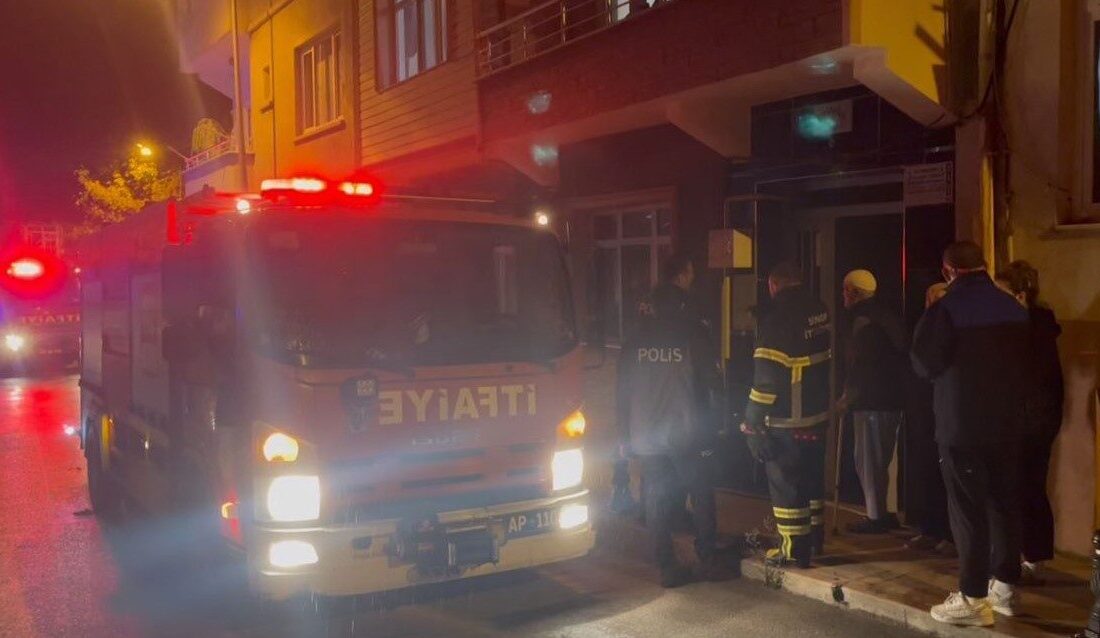 Sinop’ta unutulan yemek yangına sebep oldu, itfaiye ekipleri olay yerine hızlı müdahale etti. Sinop'ta Sevgi Mert'in evinde ocakta unutulan yiyecek nedeniyle çıkan yangın,