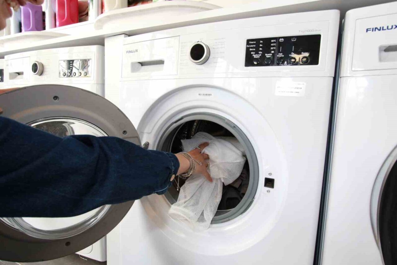 Kocaeli Büyükşehir Belediyesi, üniversite öğrencileri için ücretsiz çamaşırhane hizmetini sürdürüyor.