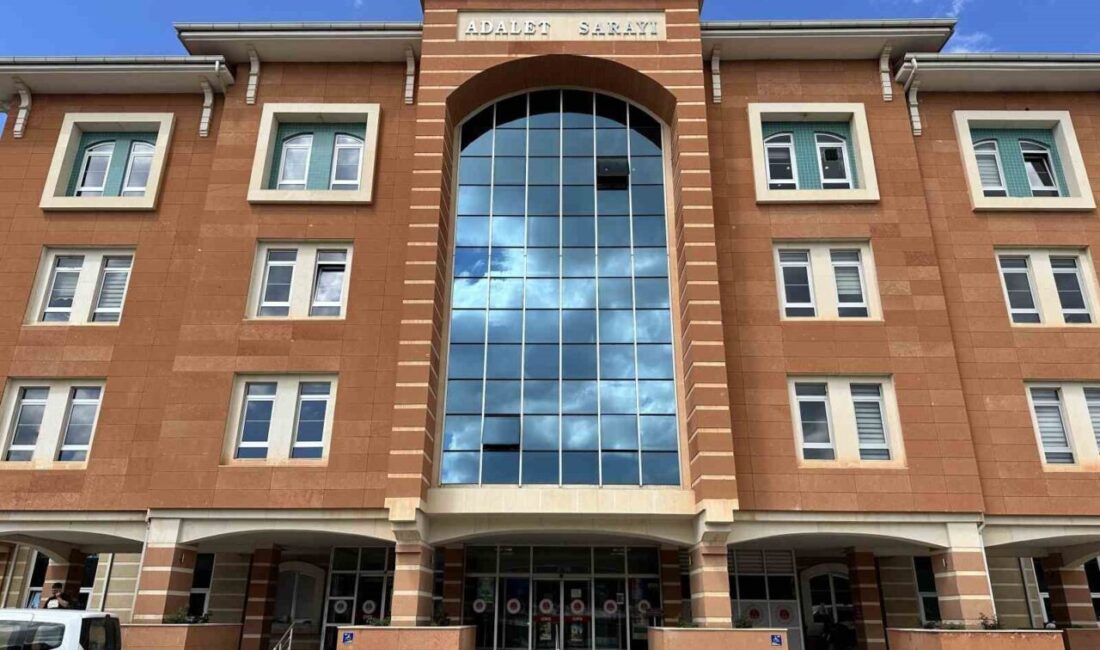 Kastamonu'nun Taşköprü ilçesinde, öğrenci servisi şoförü H.S. (52), dört kız