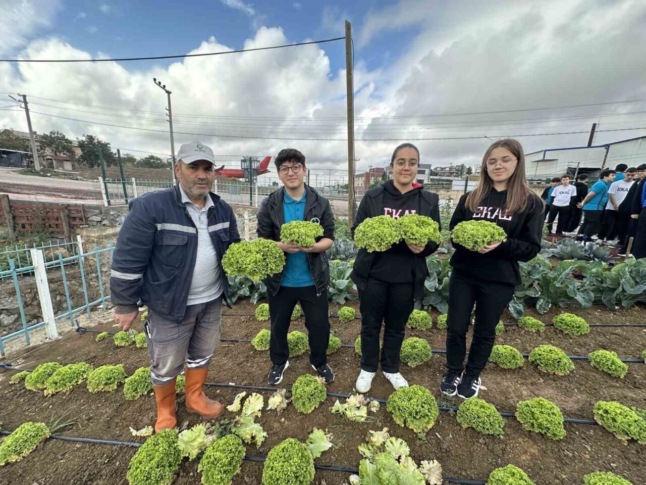 Çayırova'da "Bahçem Çayırova" projesi kapsamında Ertuğrul Kurdoğlu Anadolu Lisesi öğrencileri,