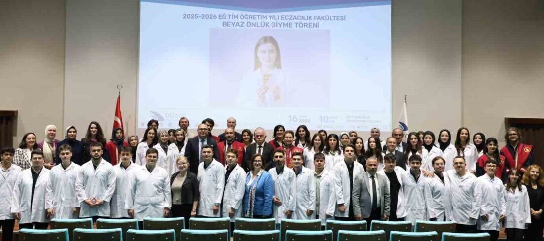 Düzce Üniversitesi Eczacılık Fakültesi’nde Beyaz Önlük Giyme Töreni Coşkuyla Gerçekleşti Düzce Üniversitesi Eczacılık Fakültesi, 2025-2026 Eğitim Öğretim Yılı beyaz önlük