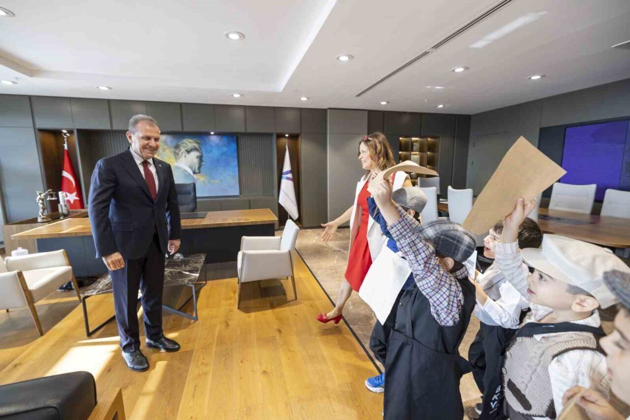 Cumhuriyetin 102. yıl dönümünde Dr. Kamil Tarhan İlkokulu öğrencileri, Mersin