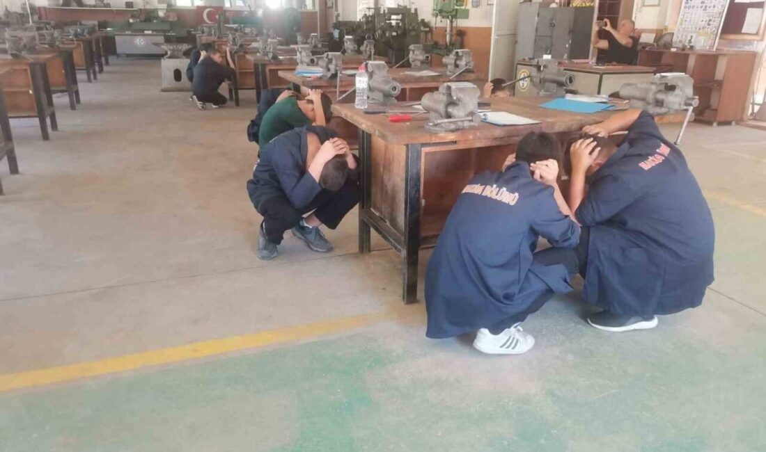 Kozan’daki Lise Öğrencileri, Deprem ve Yangın Tatbikatıyla Afet Farkındalığını Artırdı Adana'nın Kozan ilçesindeki Kozan Şehit Arda Can Mesleki ve Teknik