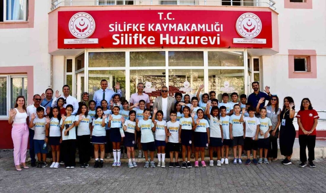 Mersin'in Silifke ilçesindeki huzurevi sakinleri, Erdemli Sultan Akın İlkokulu öğrencileri