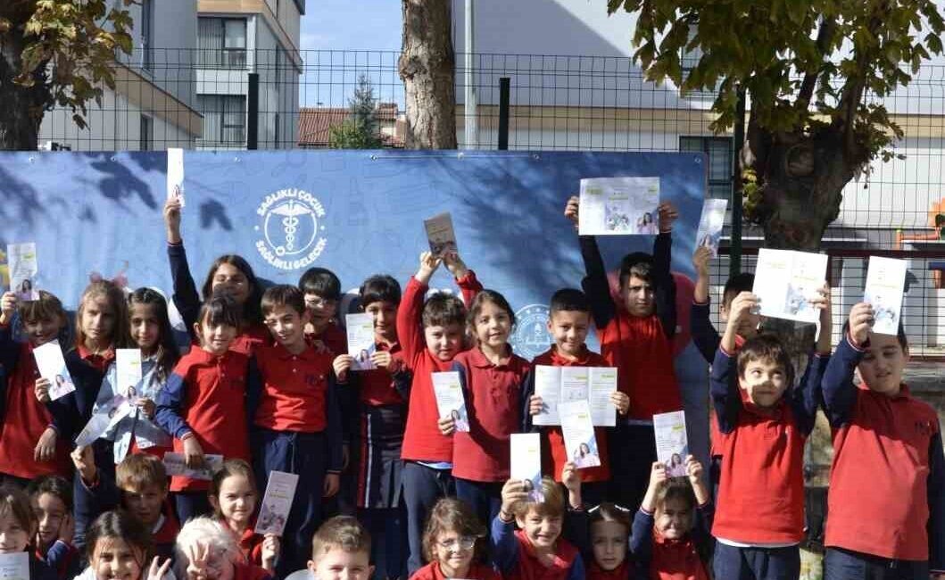 Eskişehir’de ‘Sağlıklı Çocuk, Sağlıklı Gelecek’ Etkinliği ile Öğrencilere Sağlık Bilgisi Verildi Eskişehir İl Sağlık Müdürlüğü, Batıkent Ticaret Borsası İlkokulu'nda "Sağlıklı Çocuk,