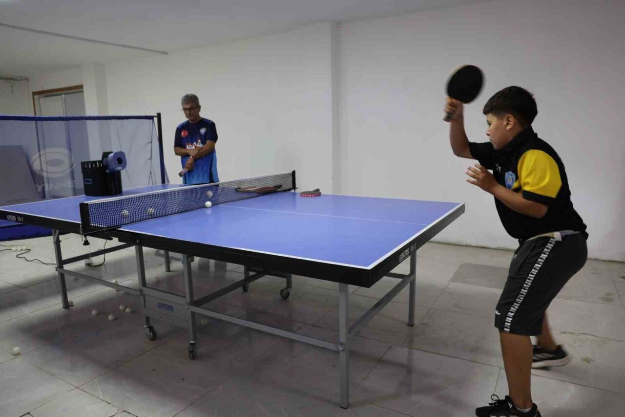 Adana'nın Kozan ilçesinde masa tenisi oynamaya başlayan öğrenciler, spor sayesinde