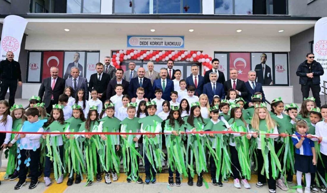 Eskişehir’de Dede Korkut İlkokulu Açılışında Öğrenciler, ‘Yeşil Vatan’ Mektuplarını Vali Aksoy’a Takdim Etti Eskişehir'de Dede Korkut İlkokulu açılışında öğrenciler, 'Yeşil Vatan' temalı etkinlikte