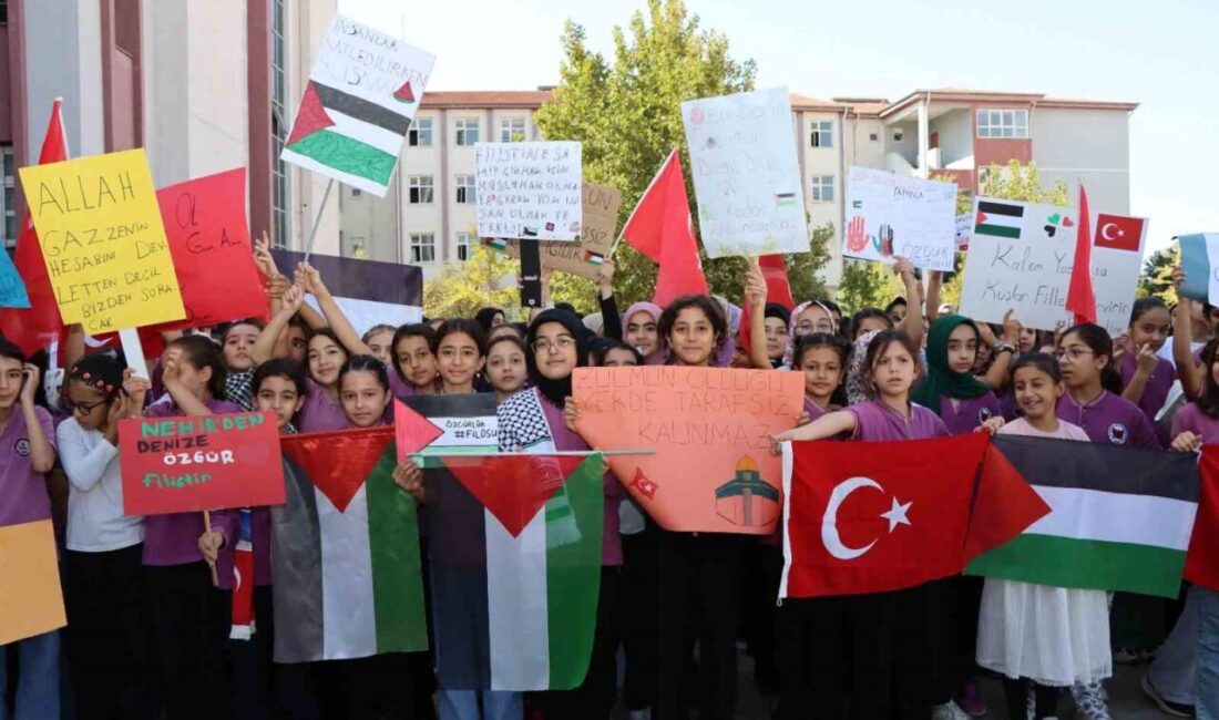 Adıyaman'ın Kahta ilçesinde Kız Anadolu İmam Hatip Lisesi'nde "Bir Duruştur