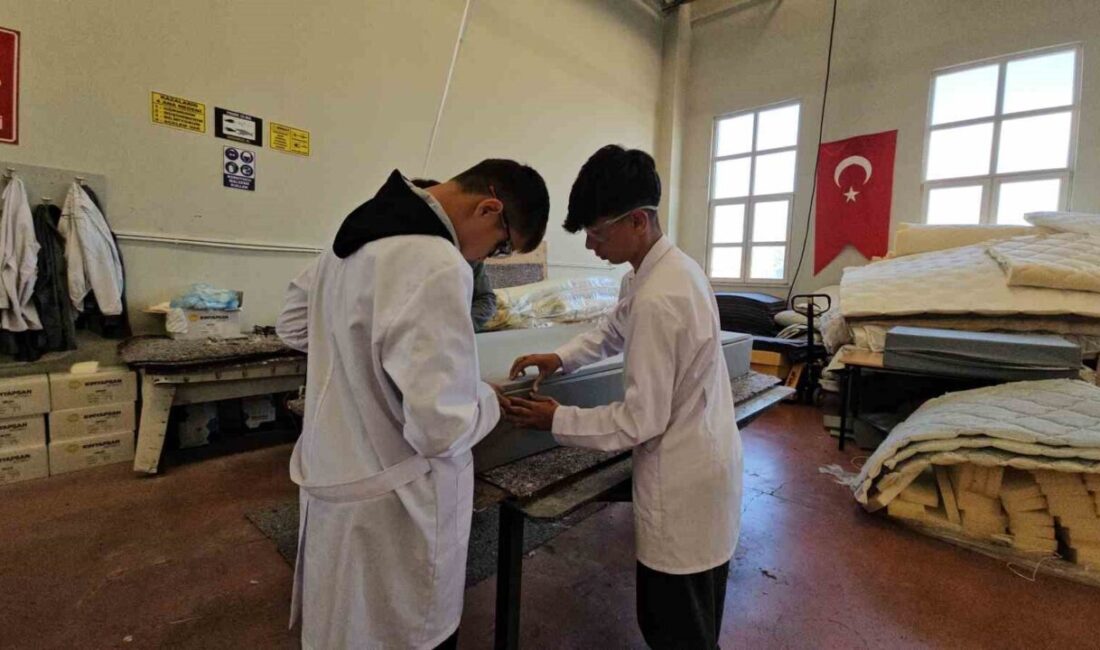 Kayserili öğrencilerin ürettiği yataklar, Gazze’deki ihtiyaç sahiplerine ulaştırılmak üzere Kızılay’a teslim edilecek. Kayseri'deki Türkiye Tekstil Sanayi İşverenleri Sendikası Mesleki ve Teknik Anadolu
